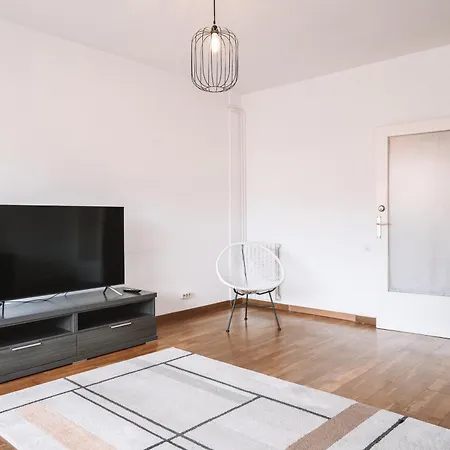 Spacious & Four Bedrooms & Sleeps Eight *