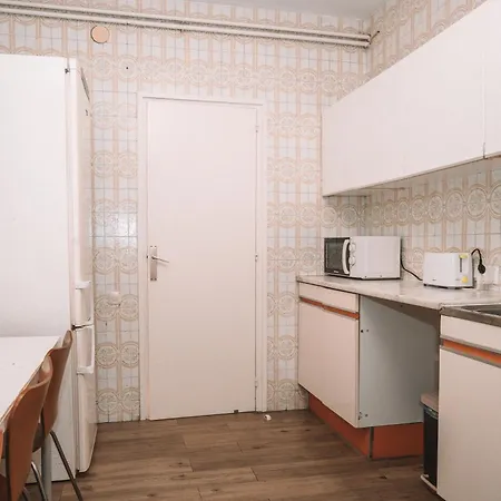 4br & Sleeps Eight & Near Park Guell Apartment *