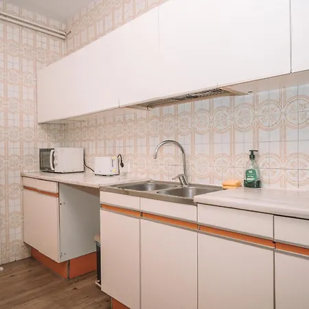 Apartment 4br & Sleeps Eight & Near Park Guell Barcelona