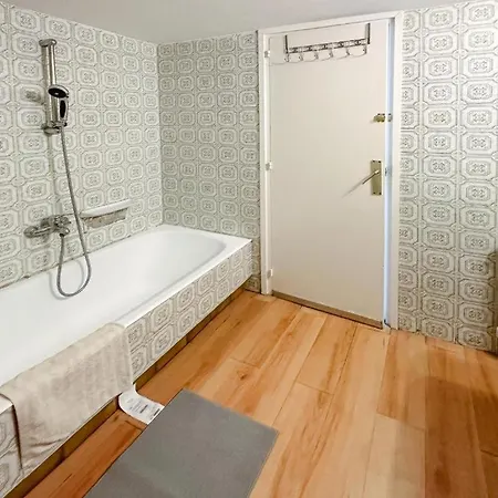 4br & Sleeps Eight & Near Park Guell Apartament
