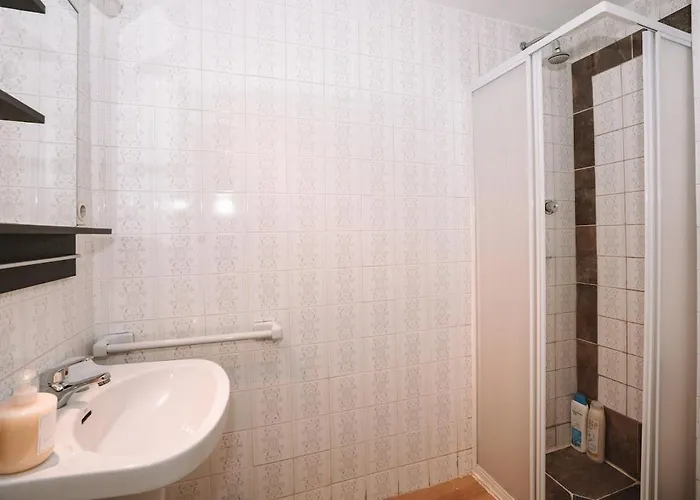 Spacious 4br Flat Near Park Gueell Apartment