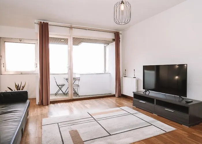 Spacious 4br Flat Near Park Gueell Apartment