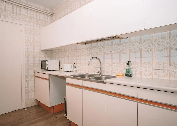 Spacious 4br Flat Near Park Gueell Apartment